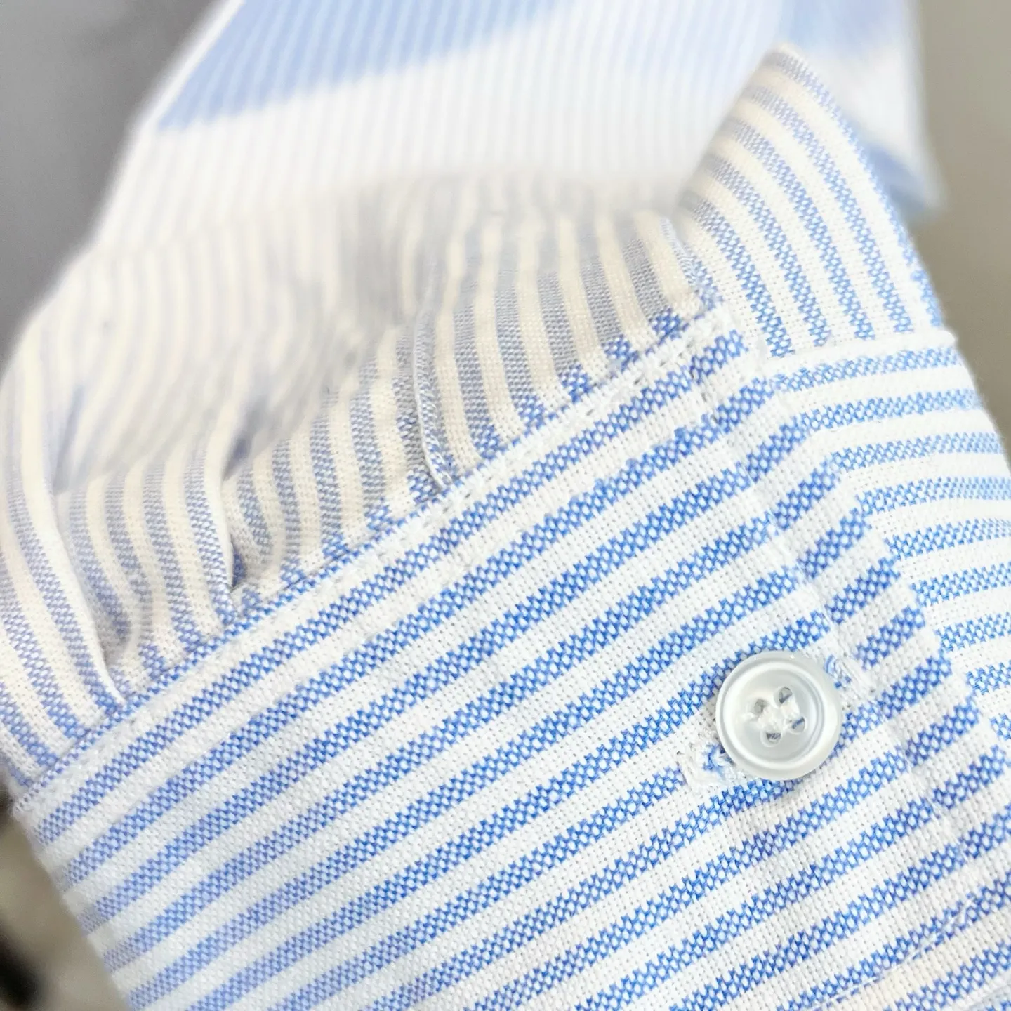 P220 model number All fabric accessories are original and benchmarked. The precise and high-quality jacquard craftsmanship makes the fabrics integrated into one. The upper body is soft and comfortable, extremely delicate, the hand feels solid, smooth and soft. The fabric does not wrinkle, and the hand feel is invincible. Perfect details. Size: S-XL